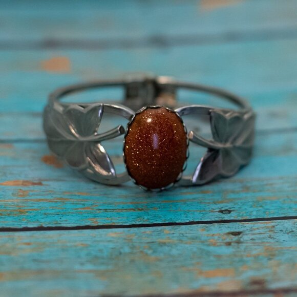 7 inch, Vintage Brown Oval Gem Silver Tone Elven Leaves Hinge Bangle - P30 - Picture 1 of 3